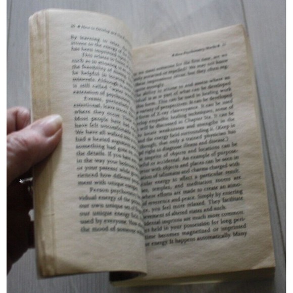 How to Do Psychic Readings Through Touch Paperback Book Ted Andrews Psychometry - Picture 2 of 3